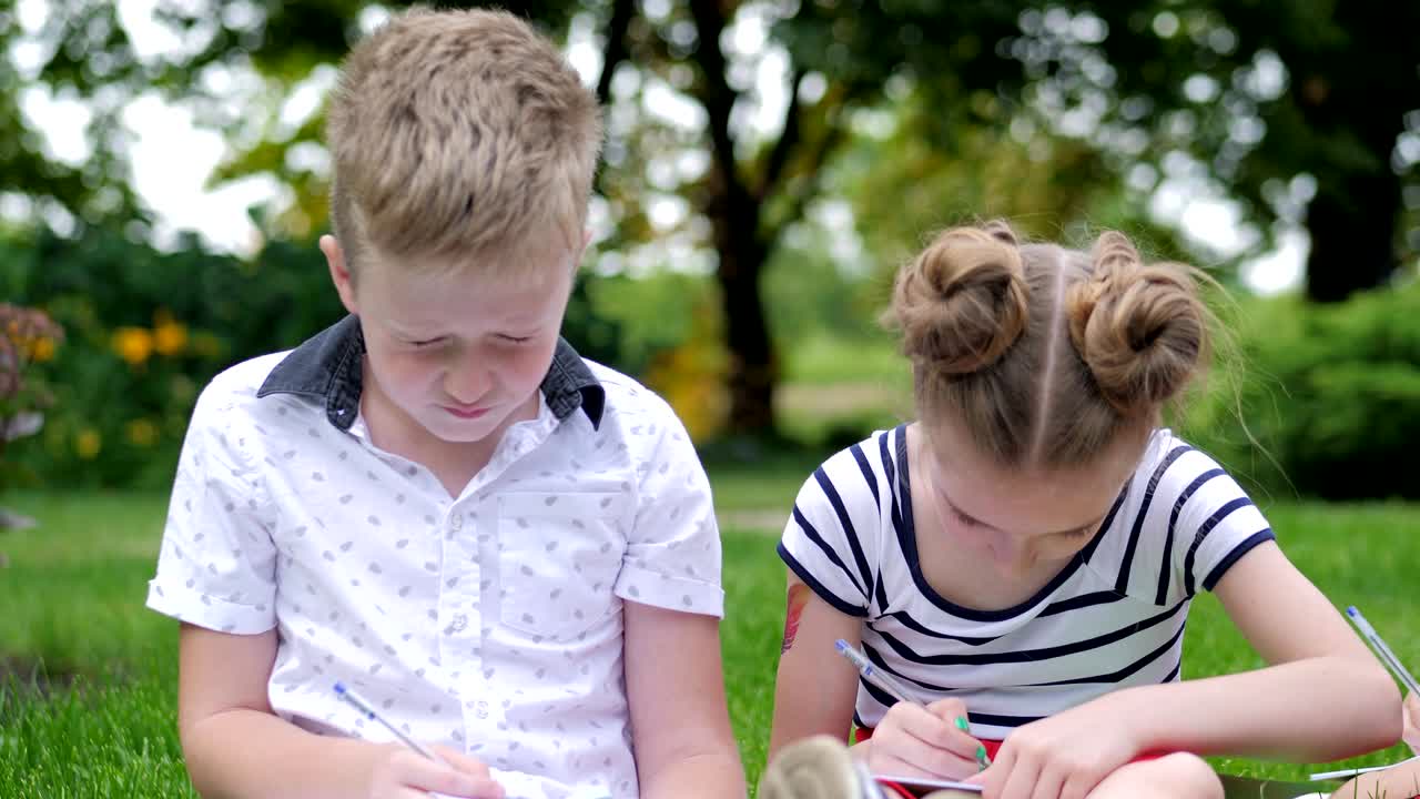 격리 봉쇄 후 학교에서 야외에서 배우는 즐거운 아이들의 그룹