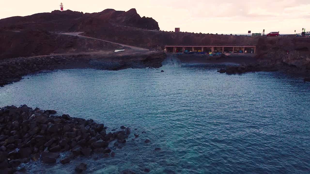 hermosa bahía con pequeño muelle y faro en punta de teno, isla de tenerife