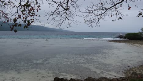 Unberührter-Strand-Mit-Kristallklarem-Wasser-Bei-Ebbe-Und-Bewölktem-Himmel-Auf-Der-Insel-Sumilon,-Cebu,-Philippinen