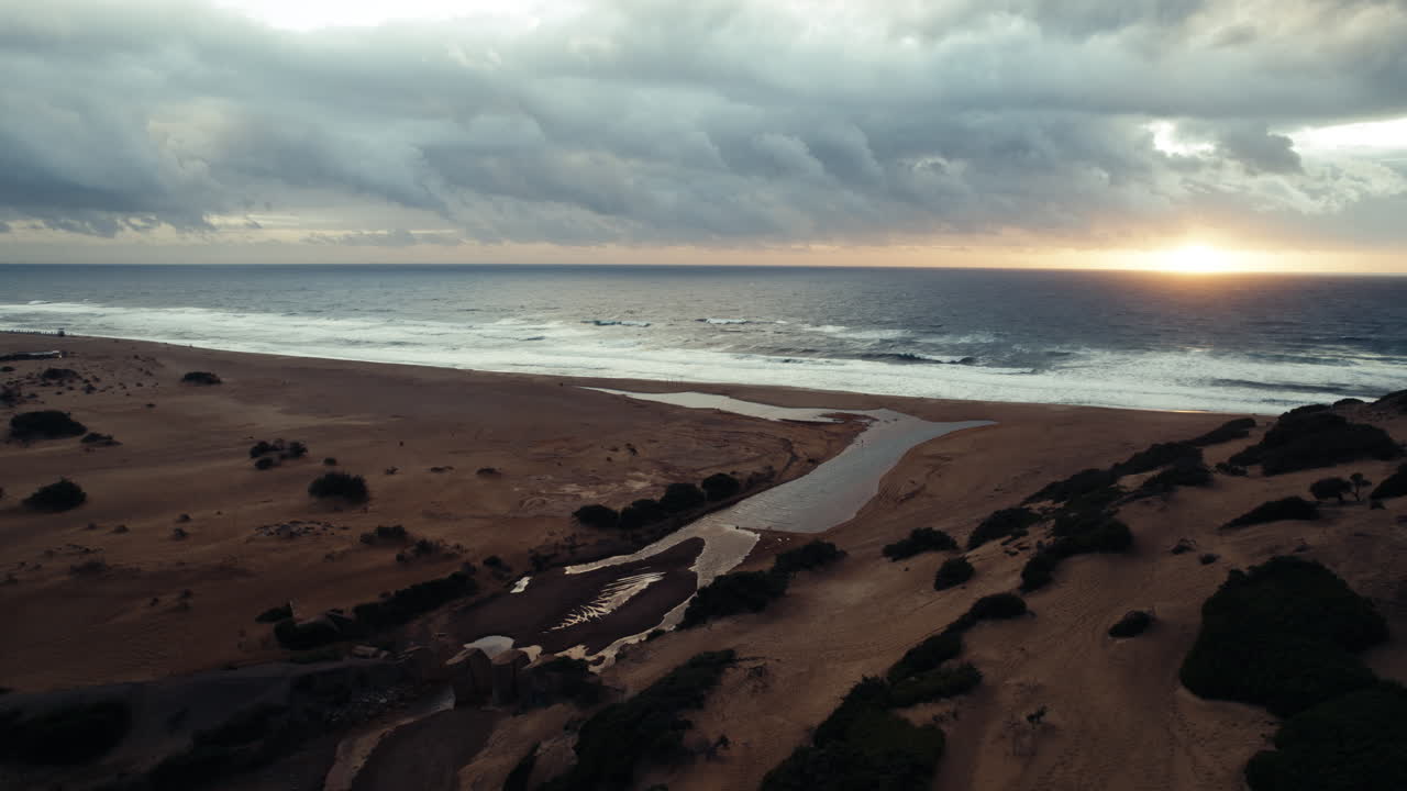 puesta de sol después de una tormenta en el mar en piscinas, cerdeña