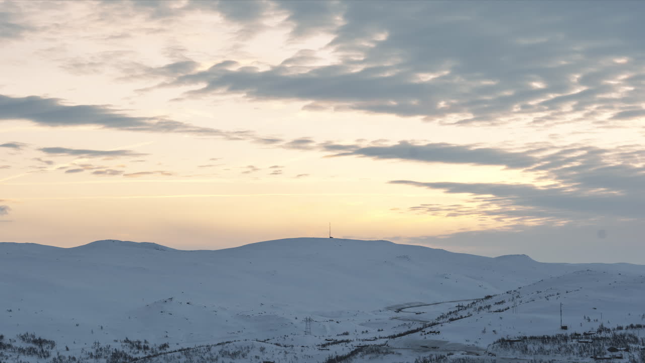 노르웨이 산의 아름다운 일몰 - 저속 촬영