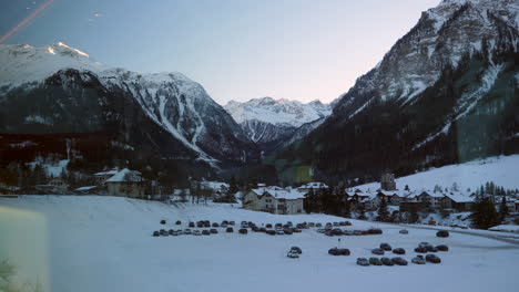 Vista-De-Pasajeros-Del-Pueblo-En-La-Base-De-Los-Alpes-Suizos-Desde-El-Tren-Expreso-Del-Glaciar-En-Suiza