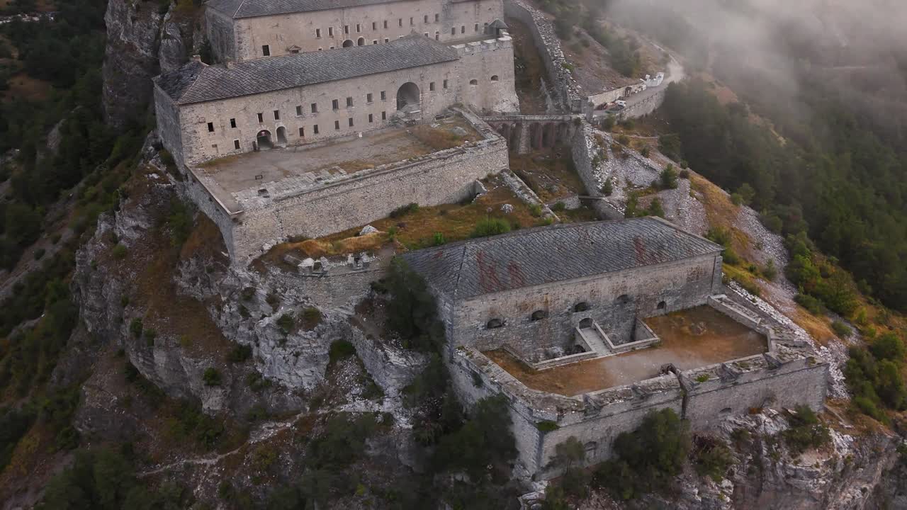 Drone che vola in movimento circolare sopra un vecchio castello francese in 4K
