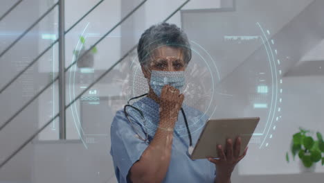 animación de escaneo de alcance y célula de covid-19 sobre una mujer médica sénior con máscara facial utilizando una tableta