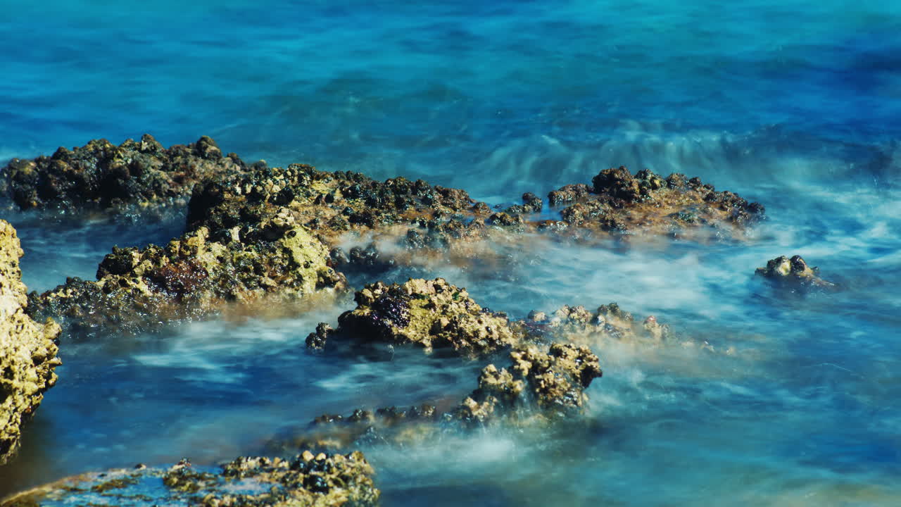 바위에서 서핑 - 푸른 바다 4k timelapse 비디오의 배경에 붉은 돌