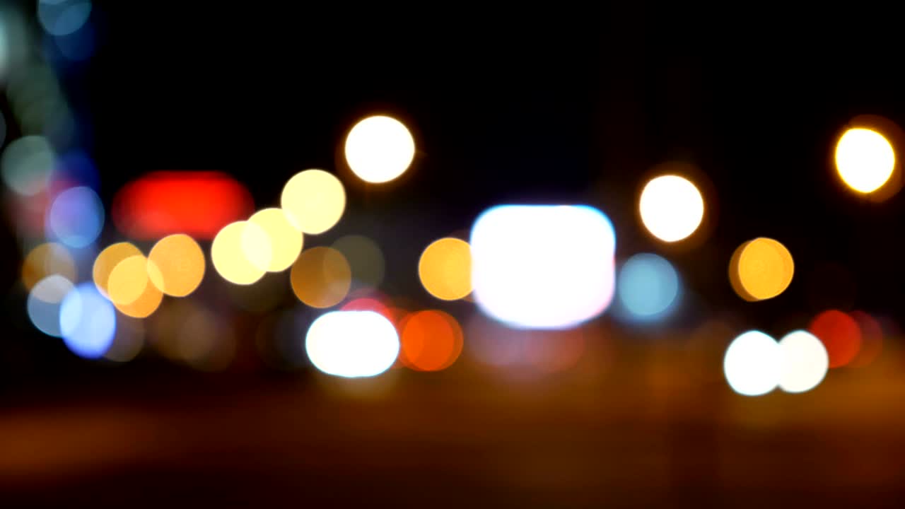 luces desenfocadas calle de los ángeles resumen. fondo borroso de la ciudad. círculos de bokeh en movimiento del tráfico nocturno.