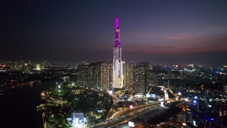 zoom aéreo fuera de la hermosa ciudad asiática moderna con el emblemático horizonte 81 iluminado por la noche