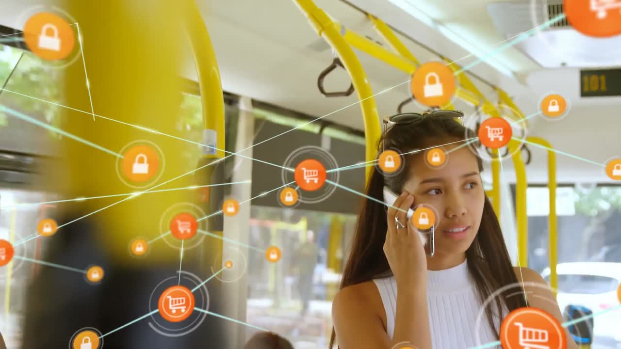 스마트 폰을 사용하는 행복한 두 인종 여성에 대한 연결 네트워크의 애니메이션