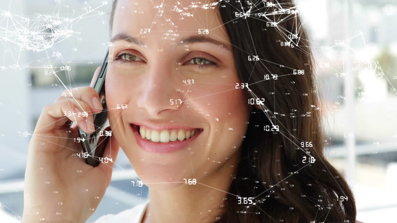 mujer sonriente hablando en un teléfono inteligente con conexiones de red animación sobre su cara