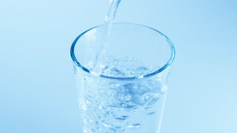 Reines-Wasser-Wird-In-Zeitlupe-In-Glas-Gegossen,-Nahaufnahme