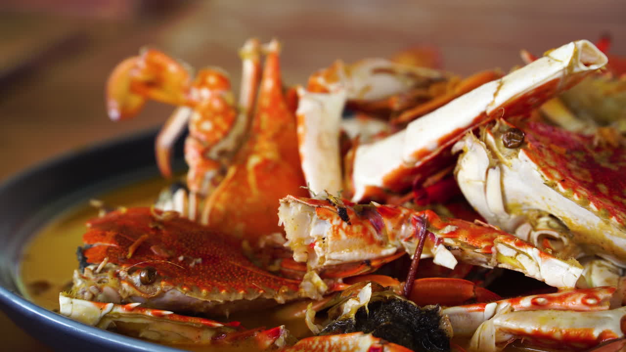 맛있는 음식 의 가까운 모습: 인도네시아 의 우유 크래브 가  ⁇ 여 있는 것