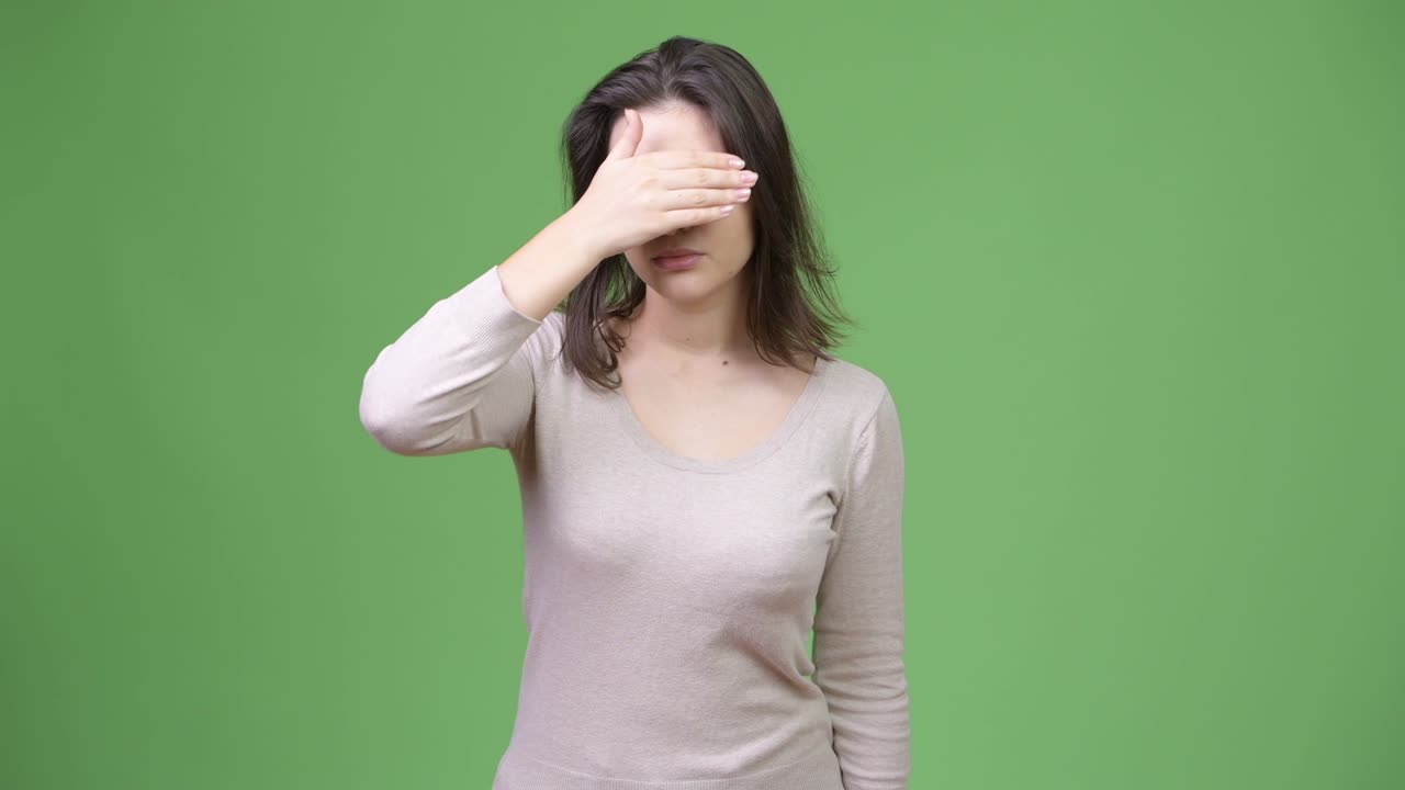 눈을 고 있는 아름다운 젊은 여성, 세 명의 현명한 원이 개념