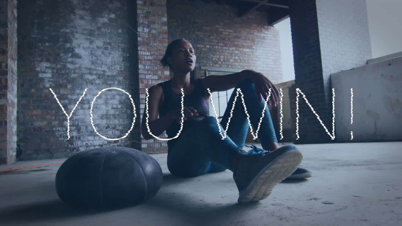 공으로 운동하는 두 인종의 여성에 대한 텍스트를 이기는 애니메이션