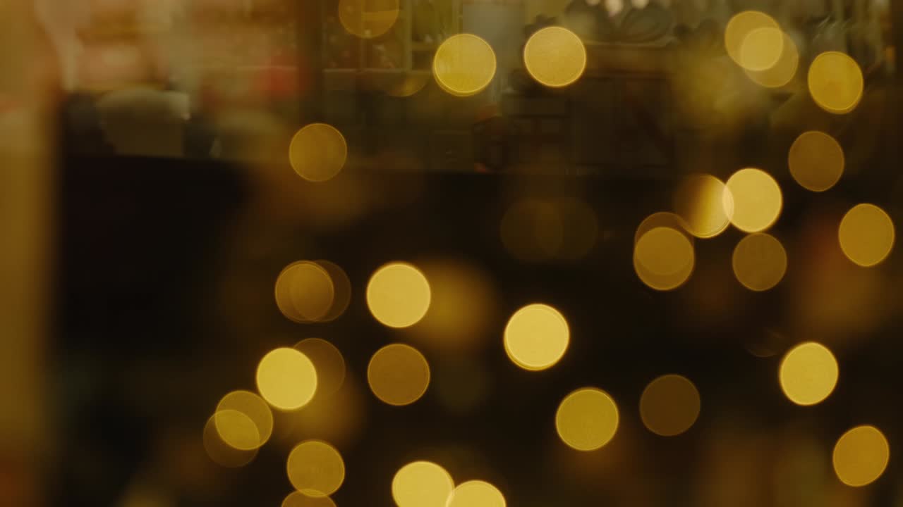 brillantes círculos de colores abstractos desenfocados luces de navidad video. luces de hadas borrosas. fuera de enfoque fondo de vacaciones árbol de navidad. bokeh de luz del árbol de xmas.