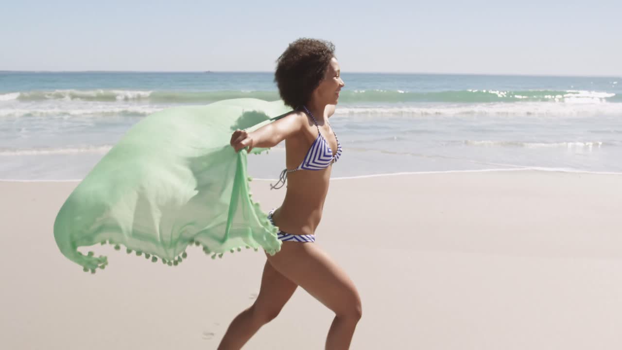mujer joven corriendo en la playa 4k