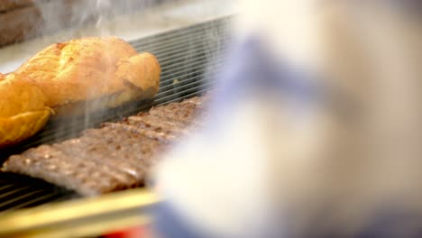 Das-Brot-Wird-Mit-Butter-Bestrichen-Und-Mit-Den-Fleischbällchen-Frittiert