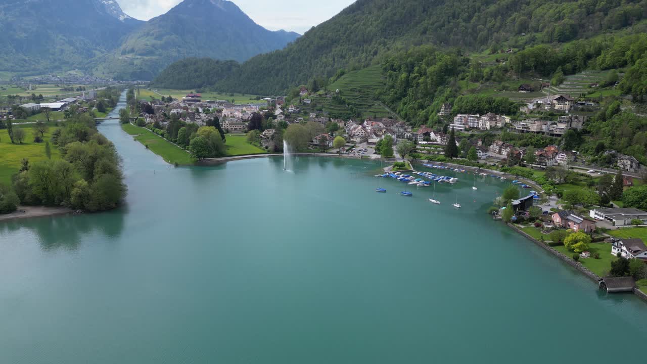 스위스 walensee 호수 해안 근처에 위치한 weesen 마을의 자연의 아름다움