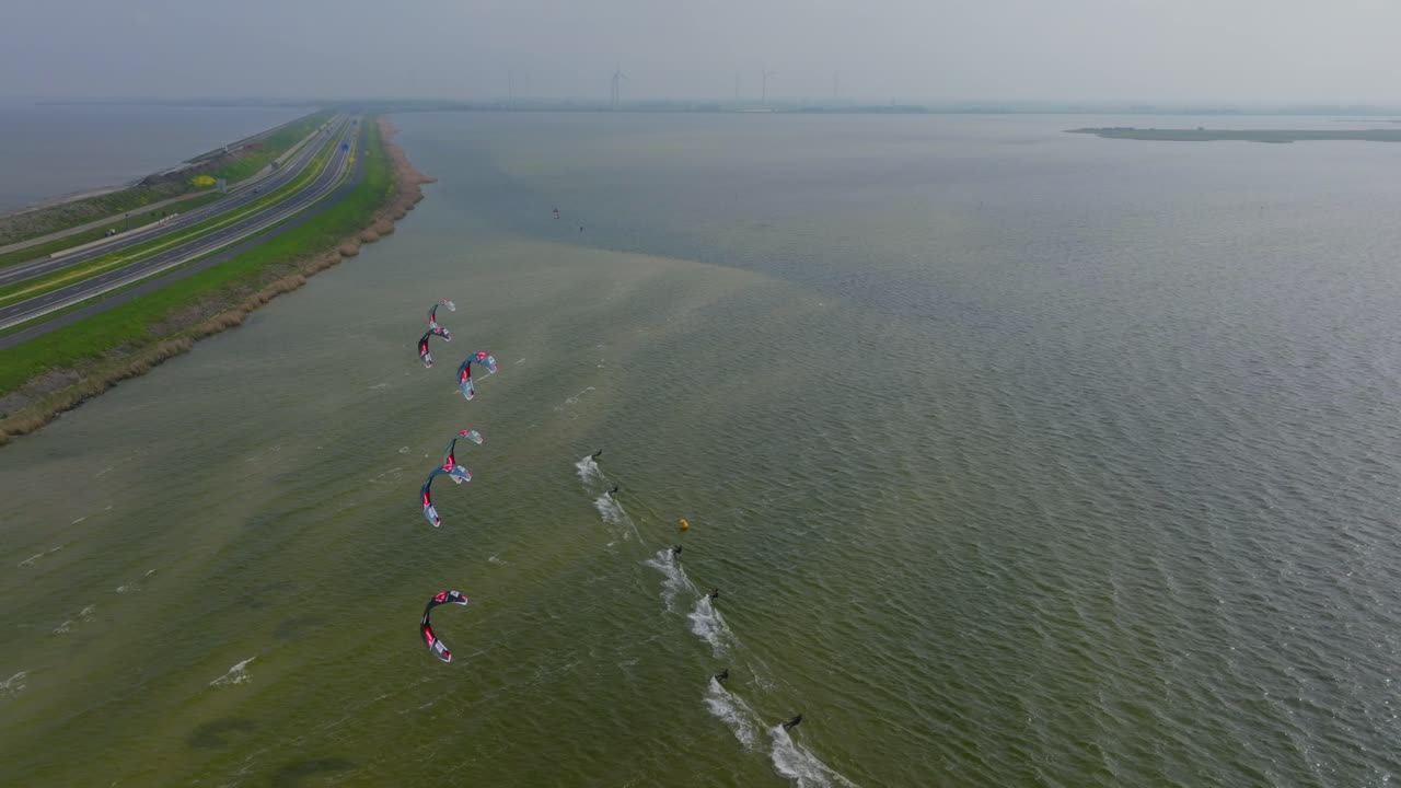 6 명의 카이트 서퍼가 네덜란드의 아이젤 메어 (ijsselmeer) 에서 라이딩하는 라인에 동기화되었습니다.