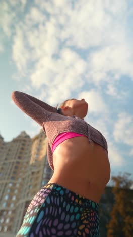 mujer estirándose al aire libre