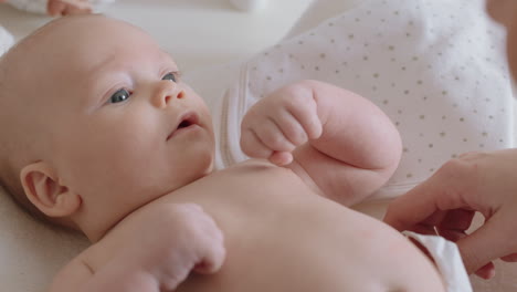 Madre-Feliz-Jugando-Con-El-Bebé-En-Casa-Madre-Amorosa-Cuidando-Al-Niño-Divirtiéndose-El-Vínculo-Entre-Padres-Y-Niños-Disfrutando-Del-Cuidado-Infantil-De-La-Maternidad