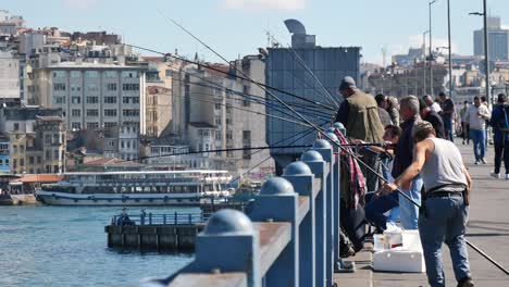 personas pescando en un puente en una ciudad