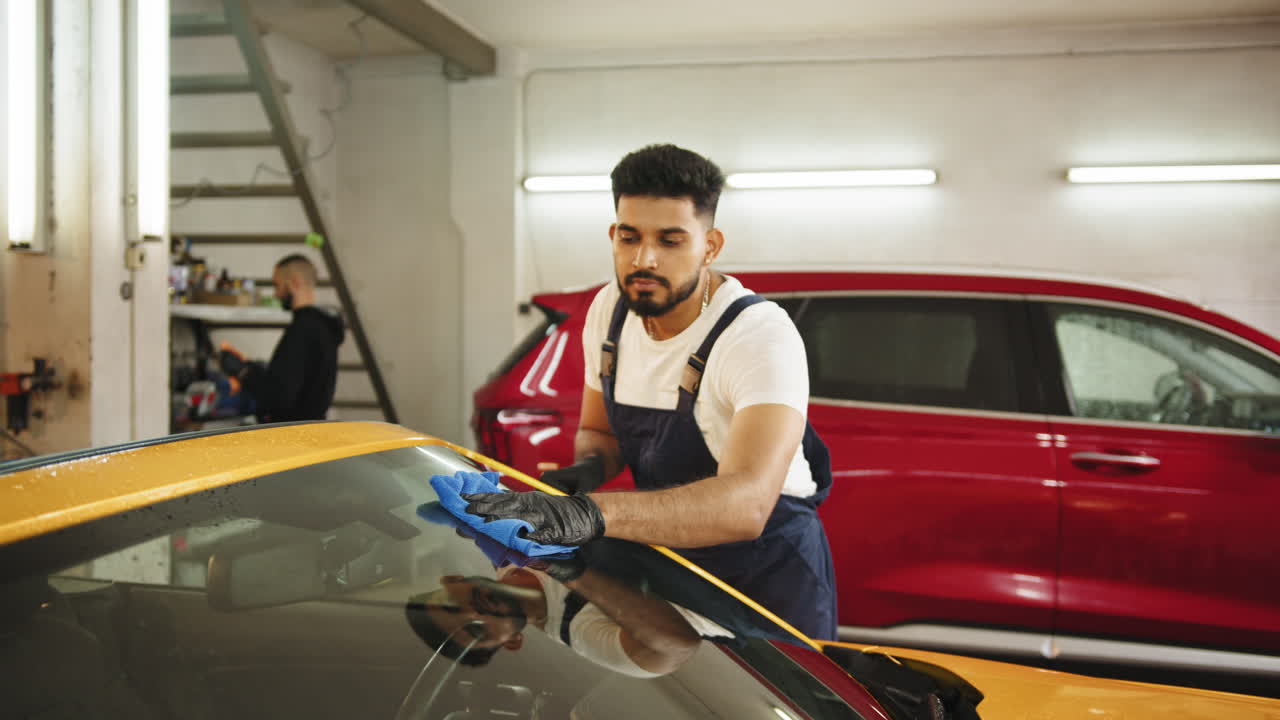 차고에서 자동차 세탁