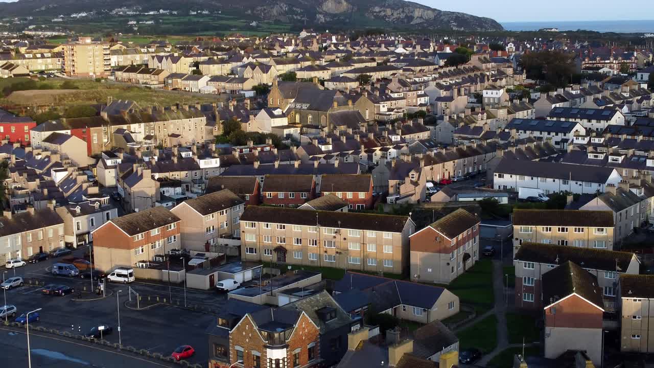 Veduta aerea dell'isola di Holyhead che mostra case distanti e proprietà di case a schiera di una comunità montana