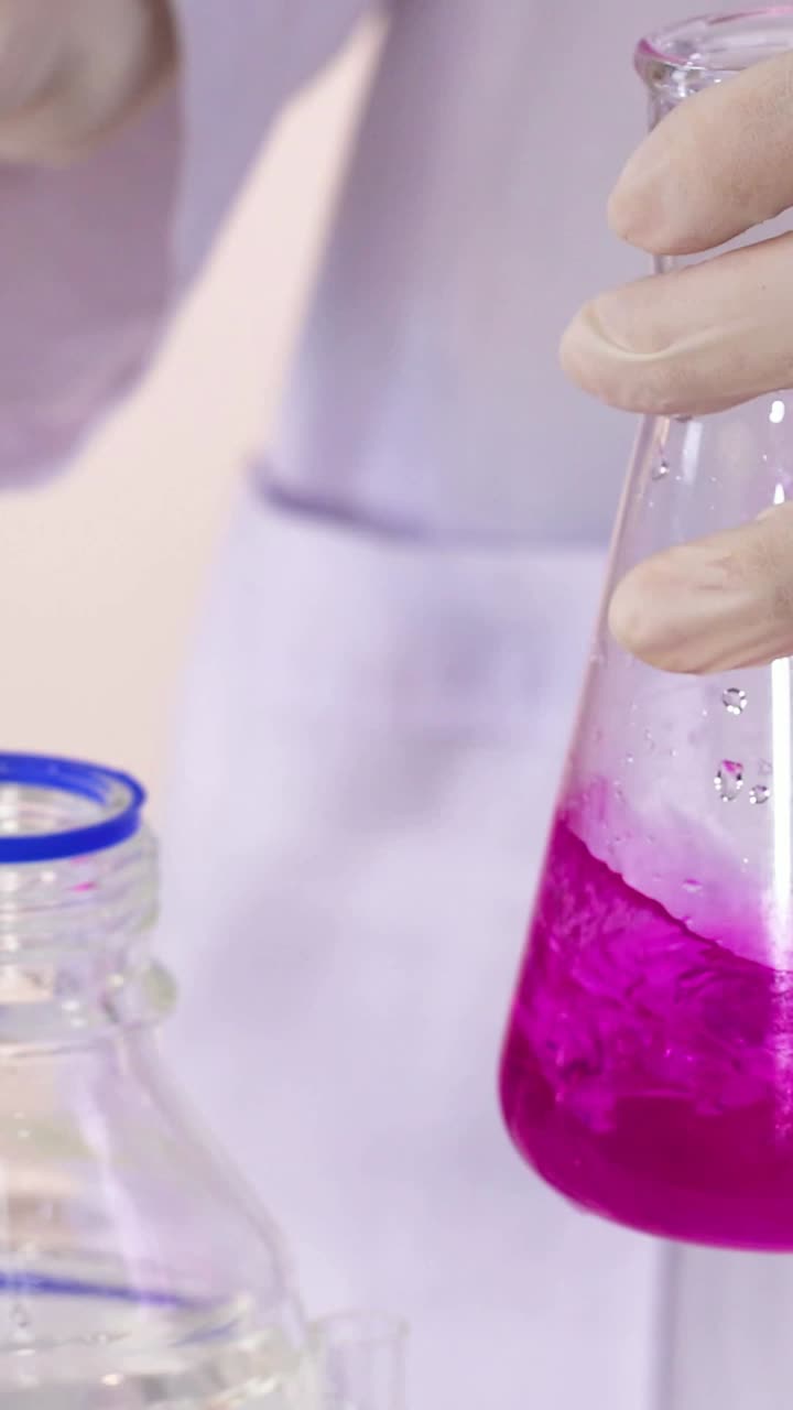 demostración de reacción química con cambio de color