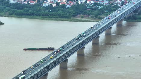 Puente-De-Cambio-De-Inclinación-Sobre-El-Río-Rojo-En-Hanoi,-Vietnam