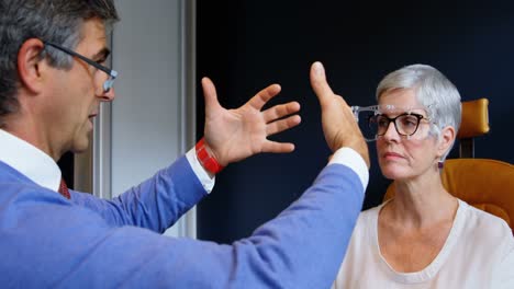 optometrista interactuando con el paciente 4k