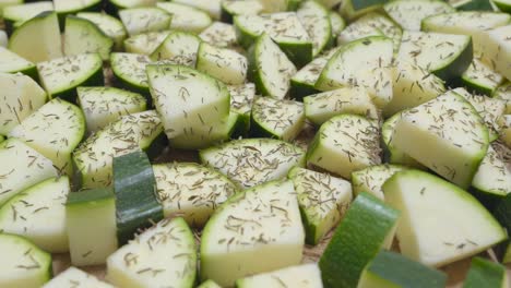 Zucchinistücke-Werden-Mit-Thymian-Gewürzt