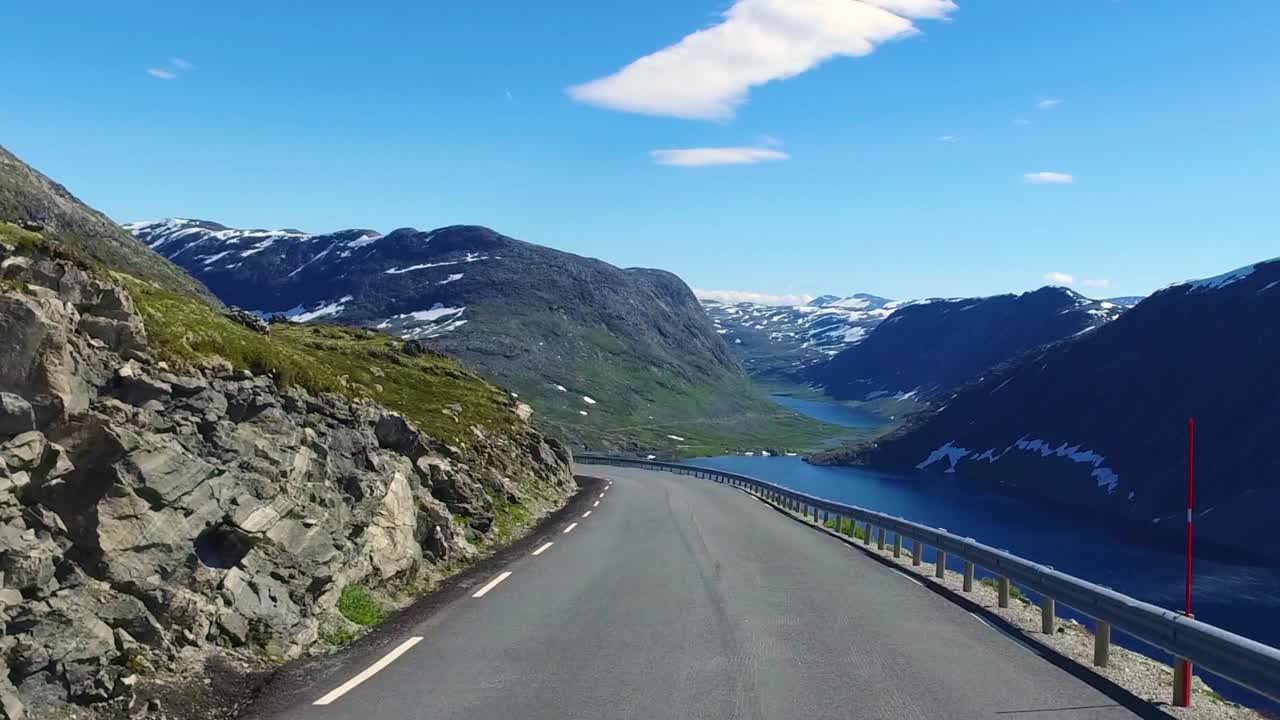 conducir un coche en una carretera en noruega