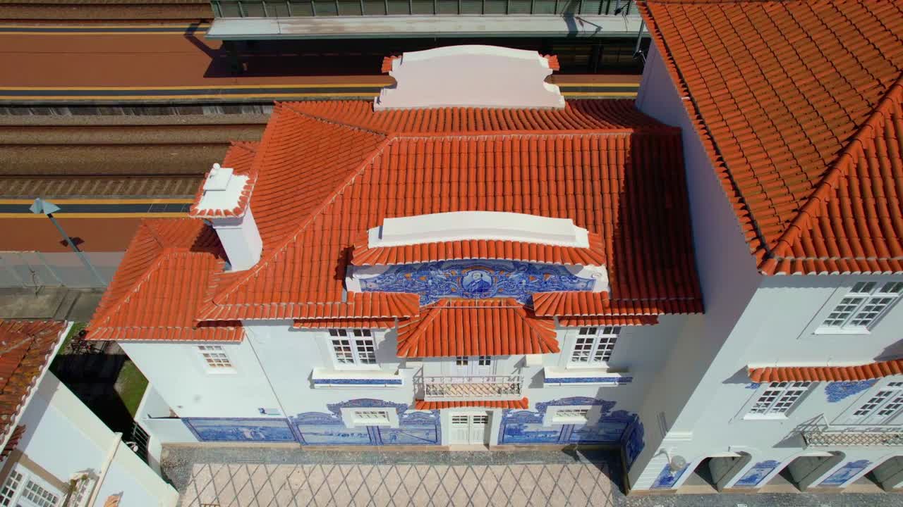 포르투갈의 아베이로 (aveiro) 철도역은 전형적인 푸른 아즈레호 (azulejos) 타일로 장식되어 있다.