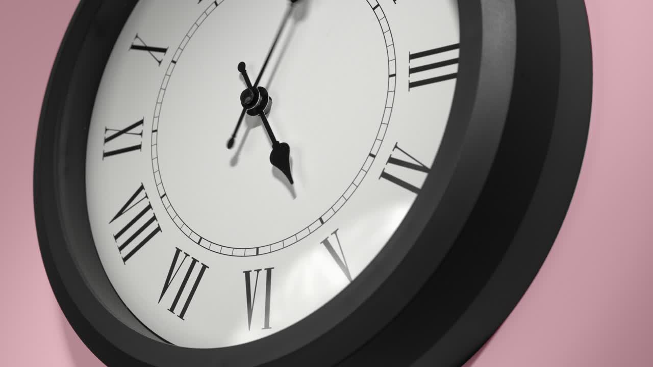 reloj latino en rosa rosa pared en el lapso de tiempo