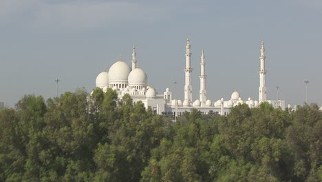 Aerial-revealing-shot-of-the-stunning-Sheikh-Zayed-Mosque-in-Dubai,-UAE