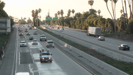 Lapso-De-Tiempo-De-Automóviles-Y-Camiones-En-La-Autopista-101-En-Ventura-California