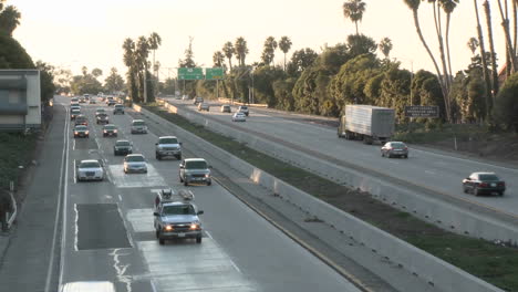 lapso de tiempo de automóviles y camiones conduciendo por la autopista 101 en ventura california