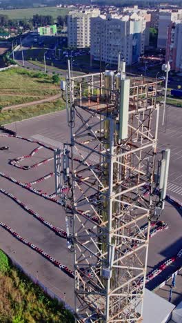 torre de telecomunicaciones con antenas contra el cielo azul