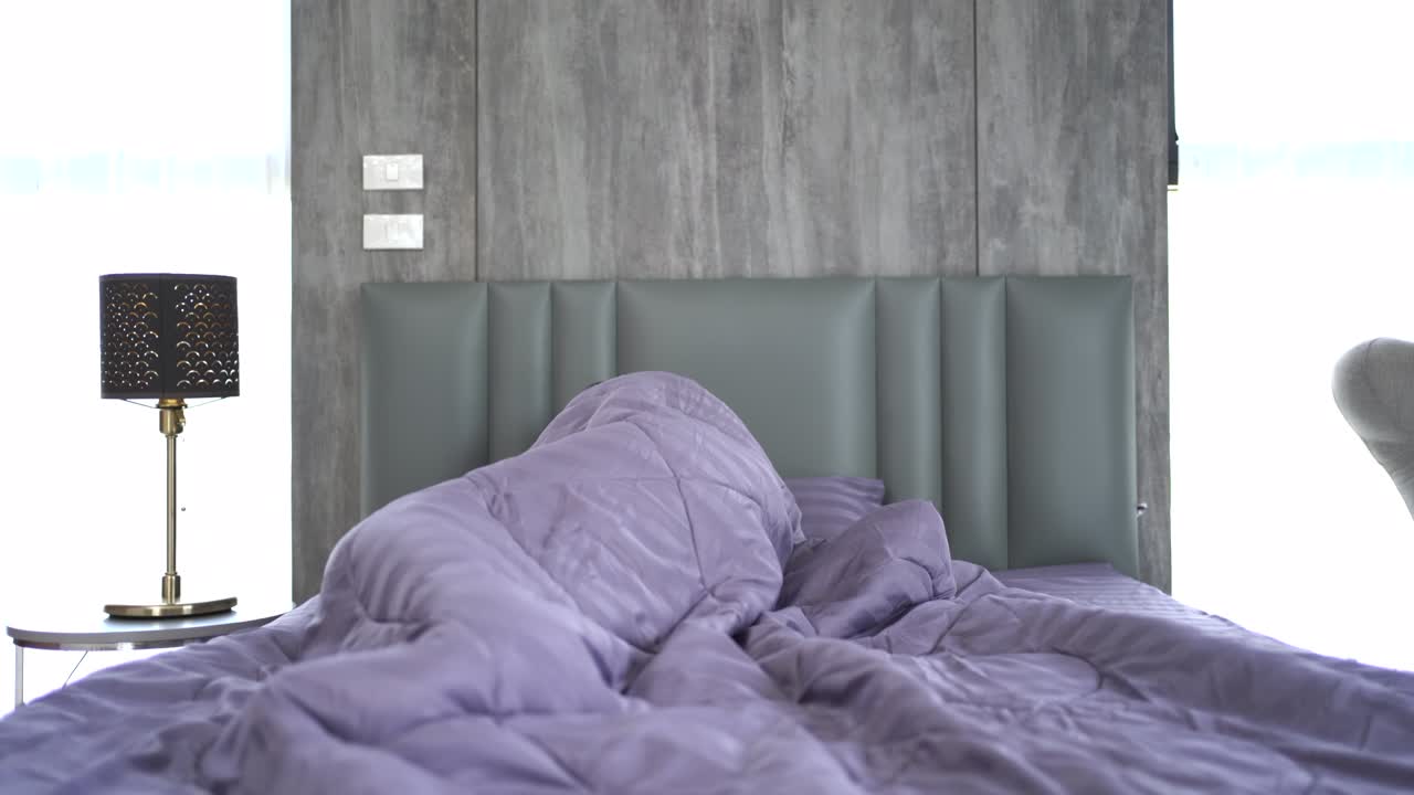 침대에서 일어나는 여자.