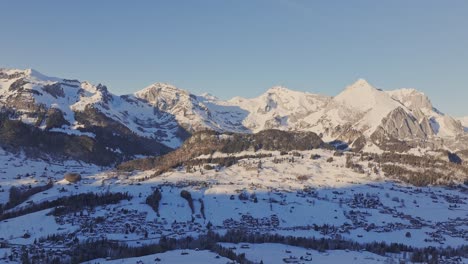 Sonnenaufgang-Aus-Der-Luftperspektive,-Die-Die-Silhouette-Der-Schneebedeckten-Gipfel-Einfängt