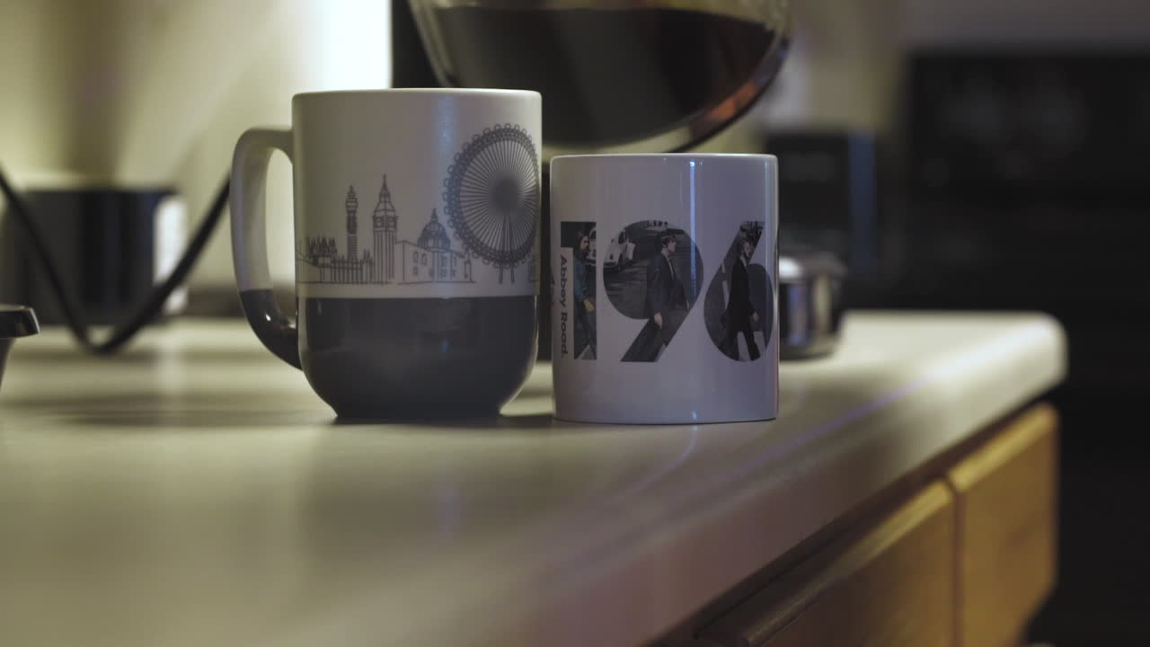 Un uomo indeciso che cerca di versare il caffè nelle tazze di caffè