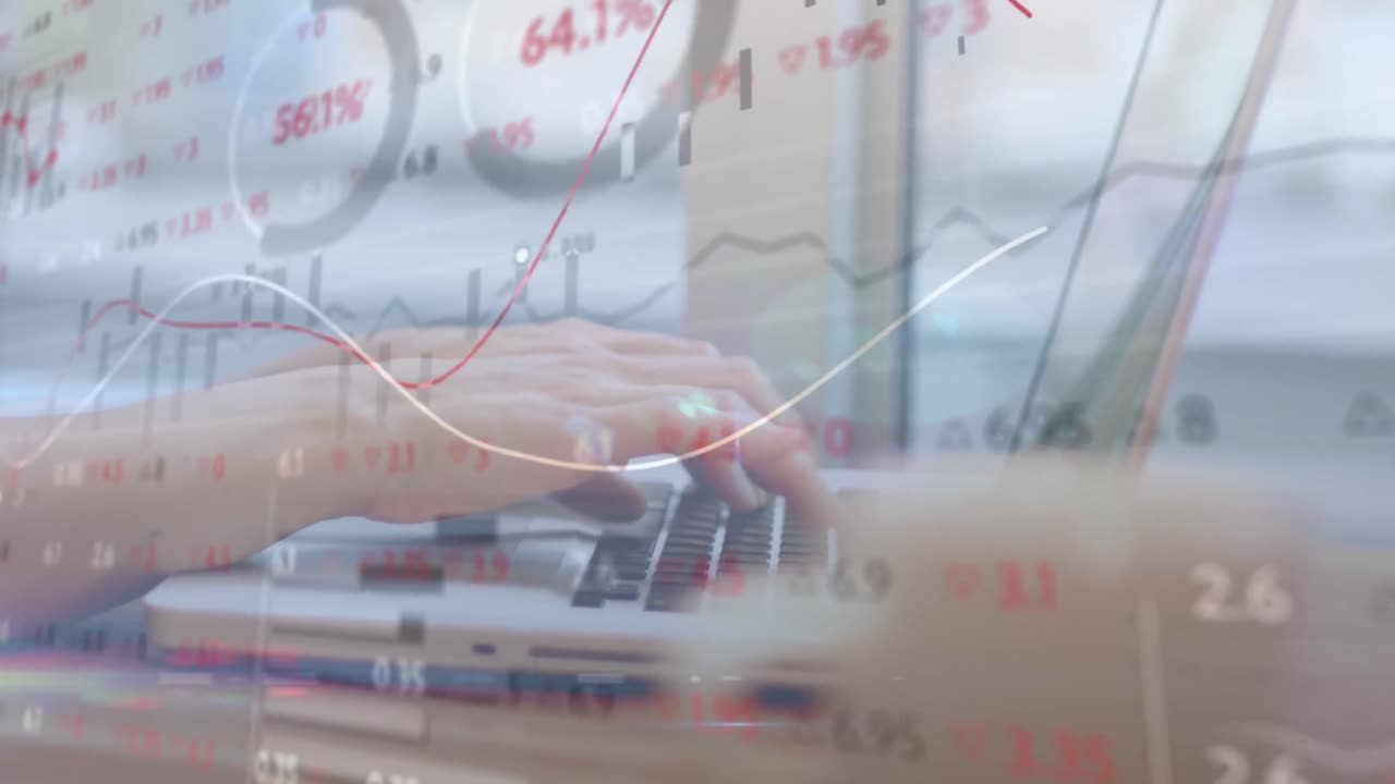 노트북을 사용하는 여성에 대한 네트워크 및 금융 데이터 처리의 애니메이션