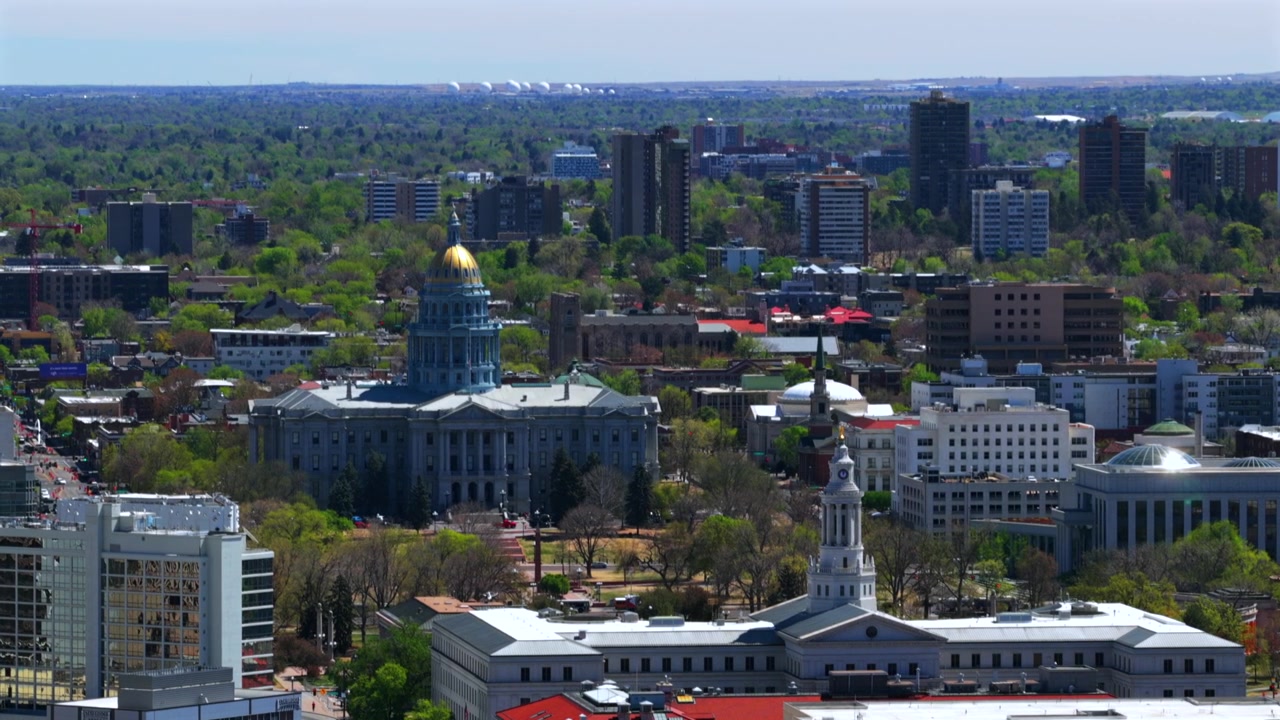 Capitol Hill Civic Center Park Liberty Park regjeringsbygninger Downtown Logo City of Denver Colorado Capitol-bygningen luftfoto drone bybilde solrik vårmorgen blå himmel toveis biltrafikk