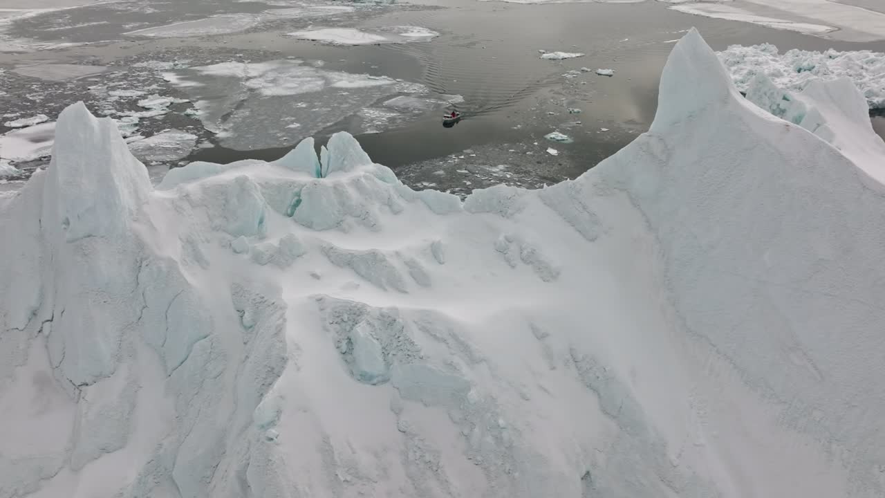 ilulissat icefjord의 바다와 얼음 위의 드론
