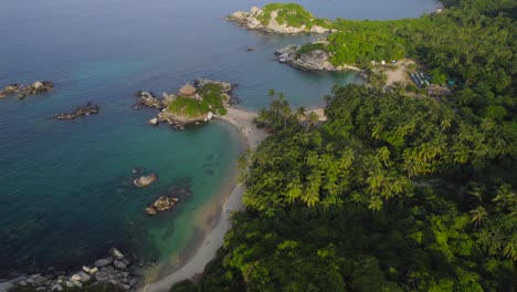 Ambiente-De-Playa-Tropical-De-Cabo-San-Juan-En-El-Parque-Nacional-Tayrona-Al-Atardecer