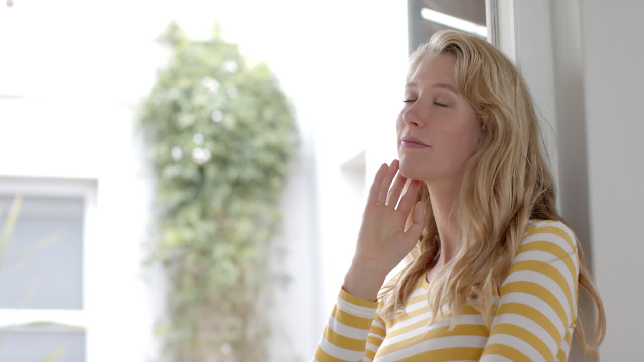Ritratto di donna caucasica felice con capelli biondi a casa, spazio per copia, slow motion