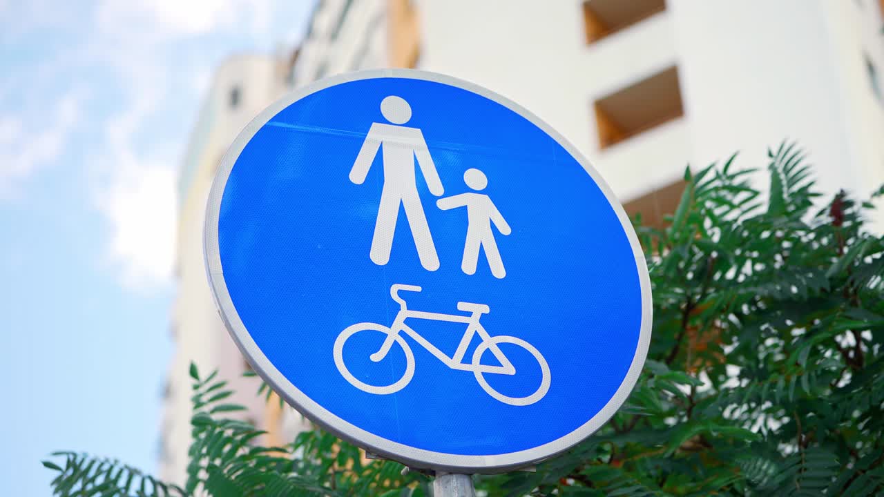 자전거 표지판. 자전거 차선. 자전차 경로. 자전기 및 산책 경로.