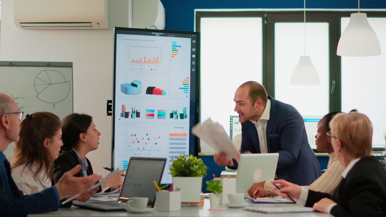 긴장 한 사업가 동료 직원 들 과 다투고 직장 에서 갈등 을 겪고 있다