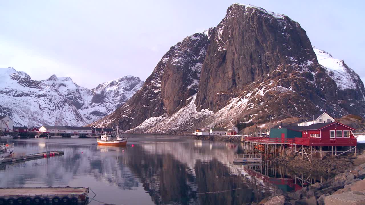 una hermosa vista de un puerto en un pueblo en las islas árticas lofoten noruega