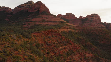 Paisaje-Aéreo:-Valle-De-Montaña-Con-Bosque-En-Sedona,-Arizona---Tiro-Volador-De-Drones